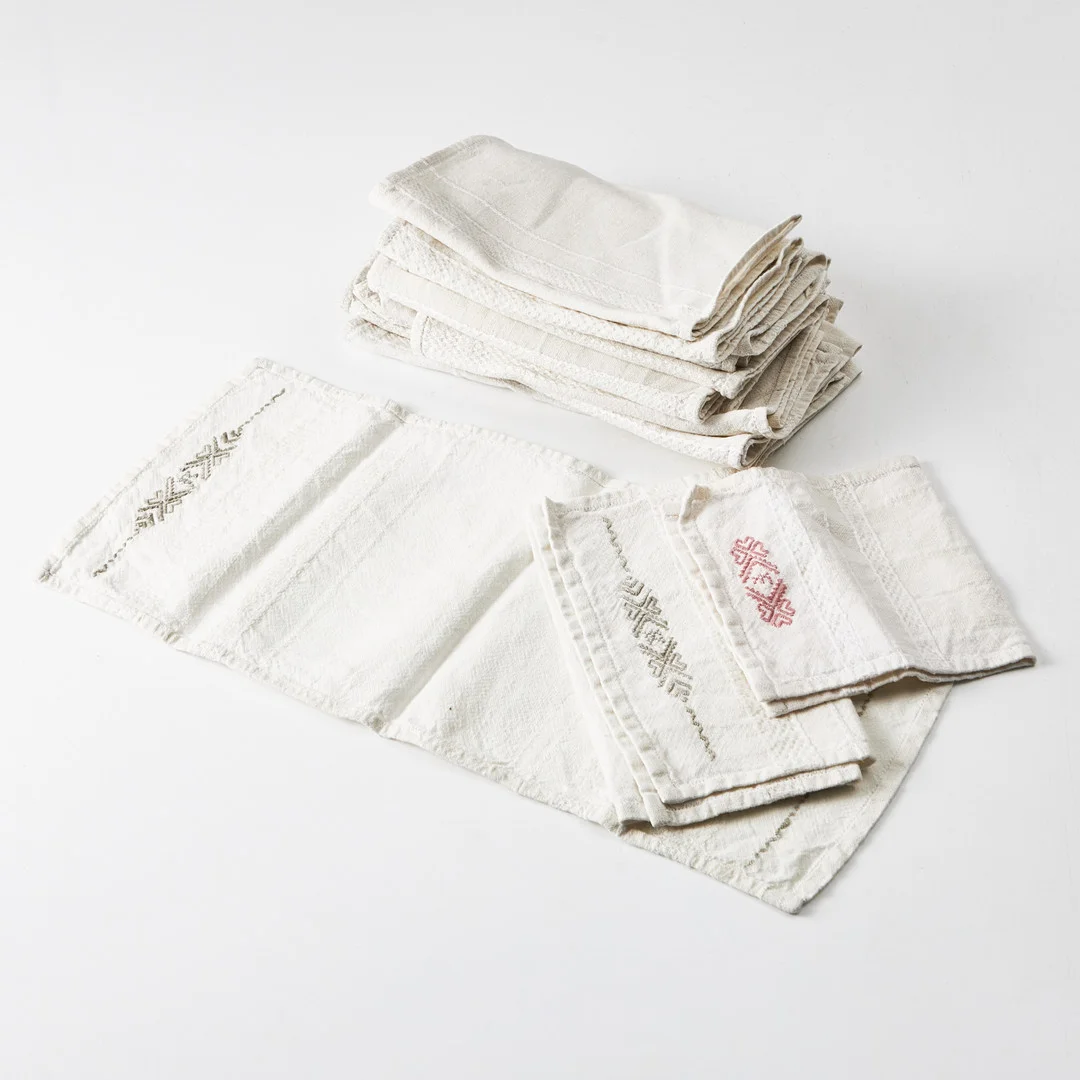 SERVETTER med brodyr, 20 st, (17+2+1), 1900-talets första hälft. — Textiles — Stockholms Auktionsverk Magasin 5