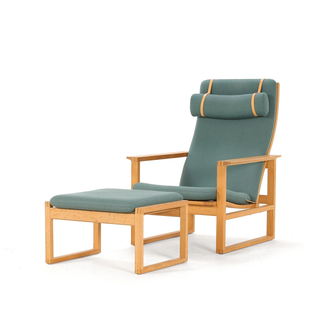 Børge Mogensen. High-backed sled chair and stool, oak. model 2254/2248 (2) — Furniture/Lounge chairs — Lauritz