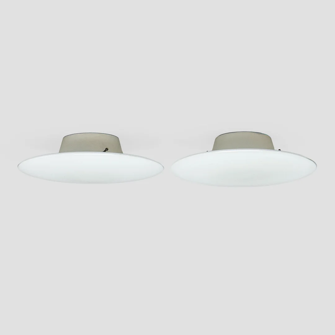 Arne Jacobsen, tak/vägglampor 2 st, "AJ-Eklipta", Louis Poulsen / licenstillverkare Orno, Stockmann 1960-tal. — Design/Belysning — Bukowskis