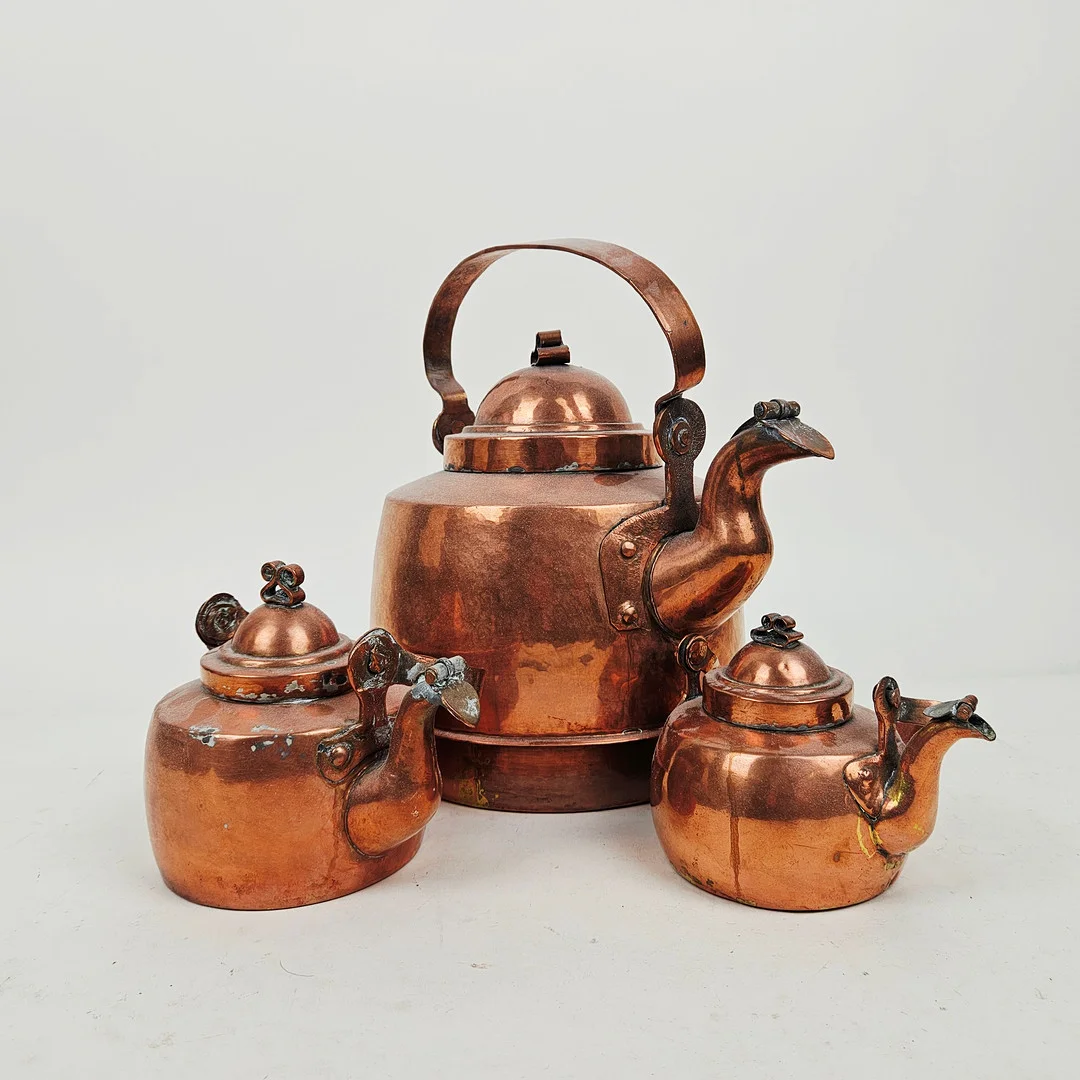 KAFFEPANNOR, 3 st, koppar, med mustaschfästen, 1800-tal. — Pewter, Brass & Copper — Auktionshuset Thörner & Ek