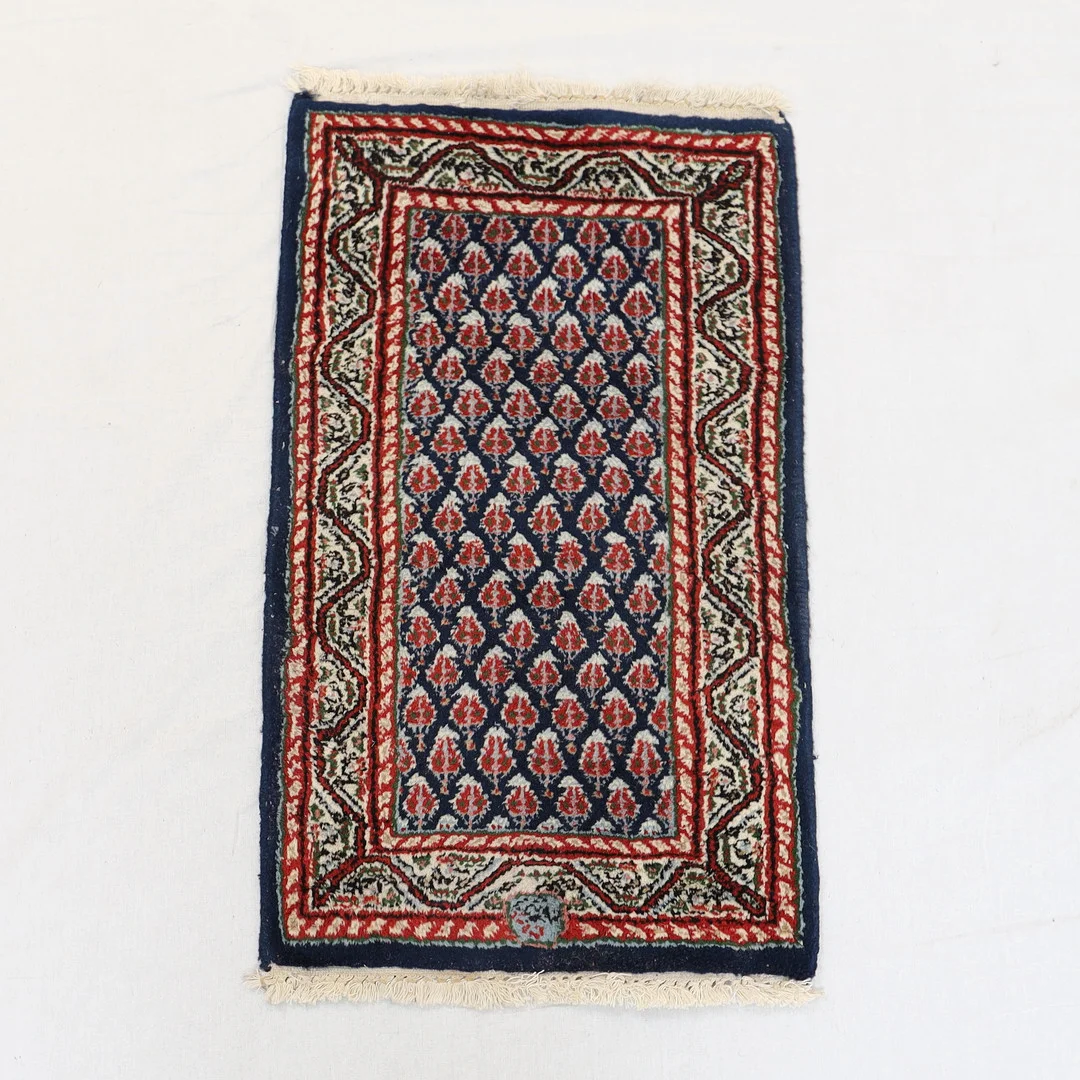 HANDKNUTEN MATTA, Orientalisk. — Oriental Carpets & Textiles — Falun Auktionsbyrå