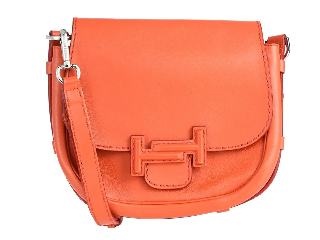 VÄSKA, TOD´S, orange läder, 23x22x5 cm, silverfärgade beslag, avtagbar axelrem, dustbag. — Accessoarer/Väskor — Kaplans