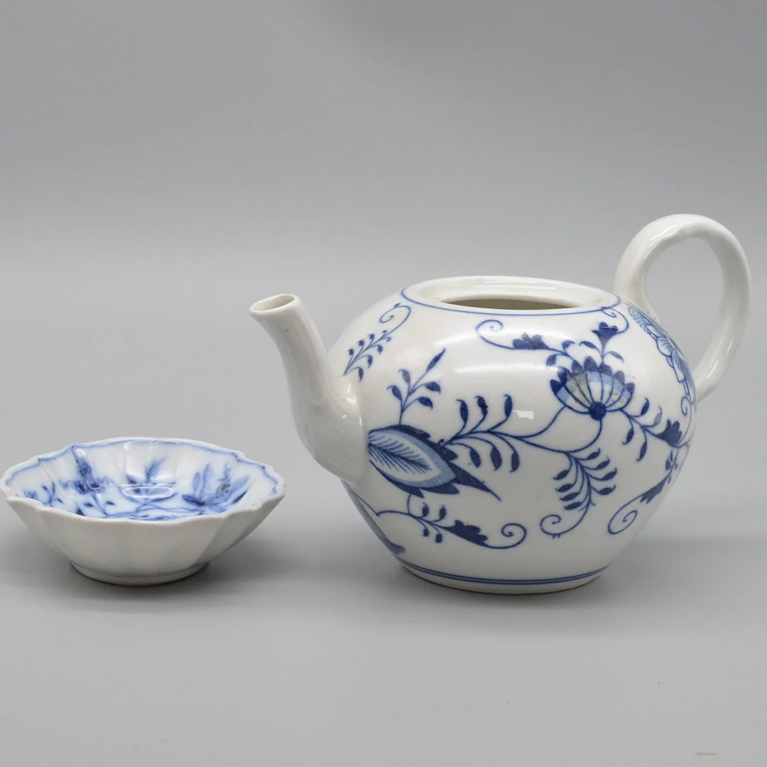 STADT MEISSEN, TEEKANNE MIT KONFEKTSCHALE, FRÜHES 20. JAHRHUNDERT, PORZELLAN MIT ZWIEBELMUSTER. — European — Kunst- und Auktionshaus Kleinhenz