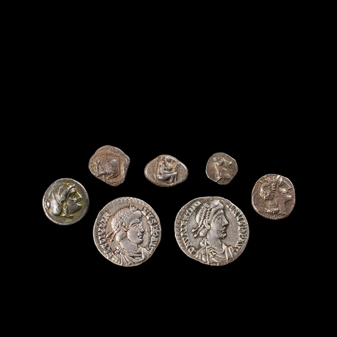 SILVERMYNT, 7 st, grekiska och hellenistiska och romerska, bl a Julianus II siliqua präglad 360-363, Maximus siliqua präglad 383-388. — Coins & Banknotes — Stockholms Auktionsverk Sickla