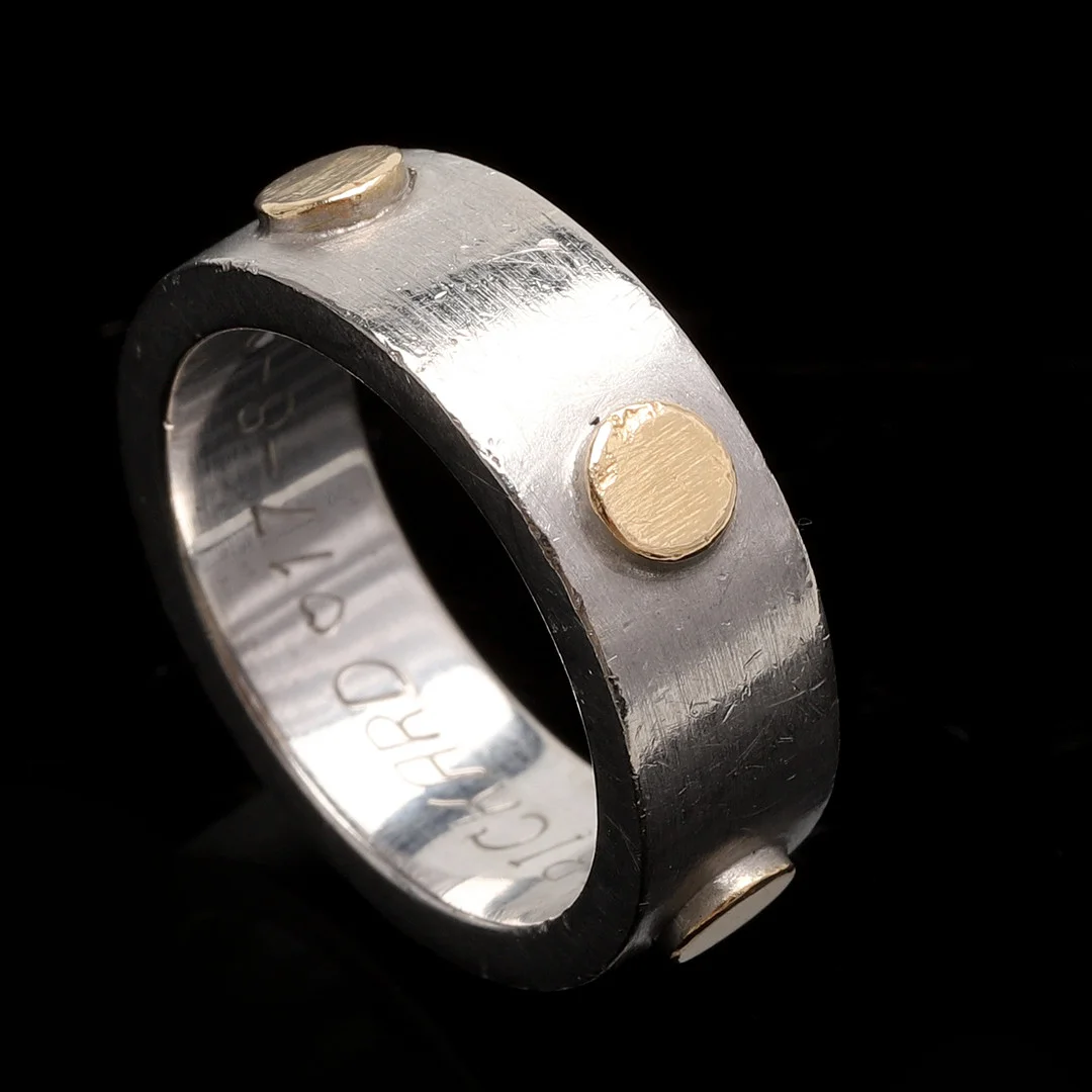 RING, 18K guld/vitguld. Mikael Mann, Malmö. 2002. Vikt ca 12,8 gram. — Rings — Crafoord Auktioner Malmö