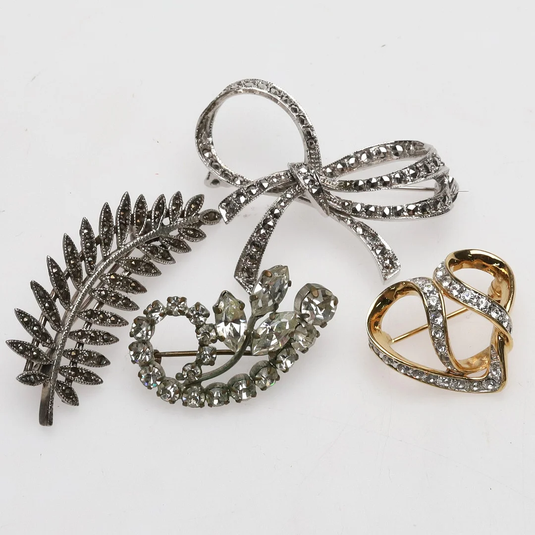BROSCHER, 4 st. 1st. silver 925, 1 st. silver 830S, 2 st bijouterier. 1950-talet. Silvervikt: 16.64 gram. — Wristwatches — Örebro Stadsauktioner