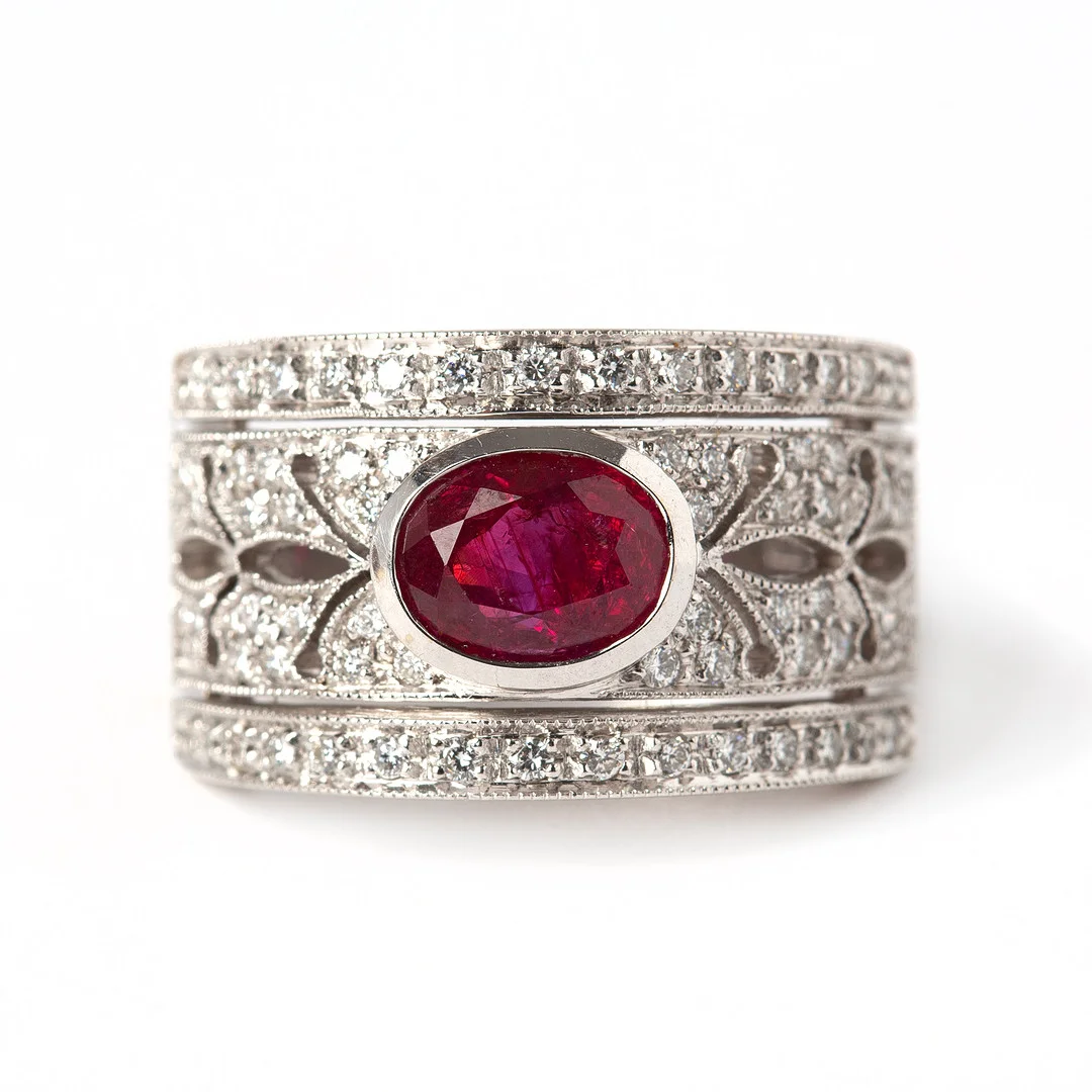 RING, 18K vitguld med briljantslipade diamanter, totalt 0.80 ct samt ovalslipad rubin ca 1.80 ct. — Rings — Stockholms Auktionsverk Göteborg