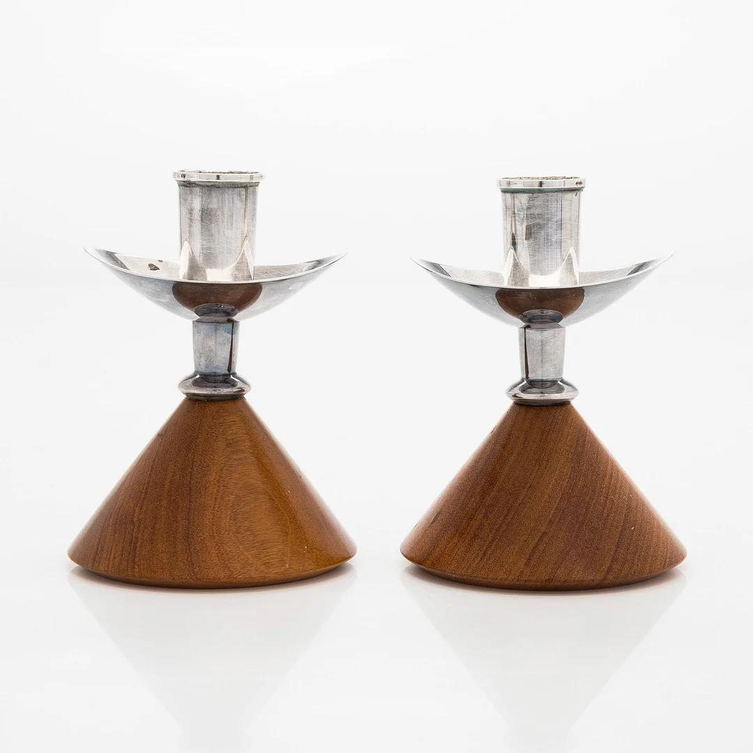 Anna-Greta Eker, ljusstakar, ett par, silver och mahogny, Auran Kultaseppä, Åbo 1967. — Silver/Design — Bukowskis