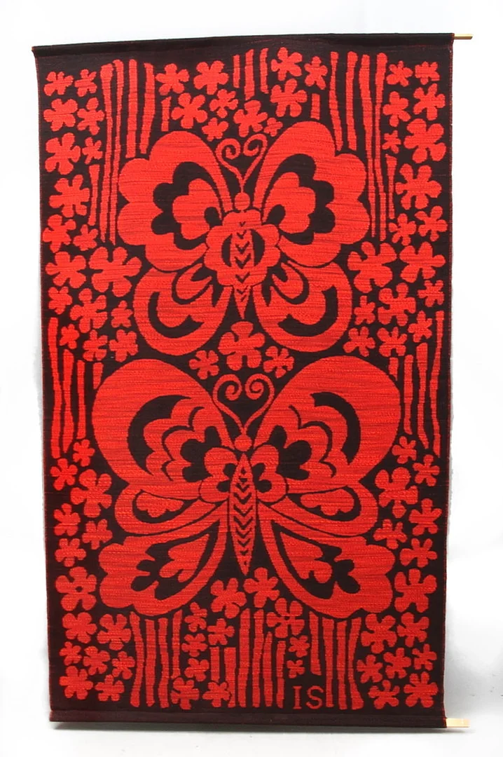 INGEGERD SILOW. VÄGGBONAD - röd/svart, fjäril, monogram signerad 1900 talets andra hälft. — Textiles — TOKA Auktionshus