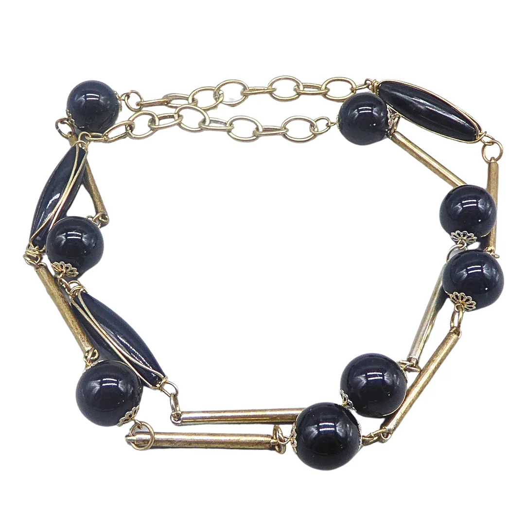 HALSKETTE MIT SCHWARZEN KUNSTSTOFFPERLEN UND METALLSTÄBEN. — Necklace — Auktionshaus Stuber's Hammerschlag