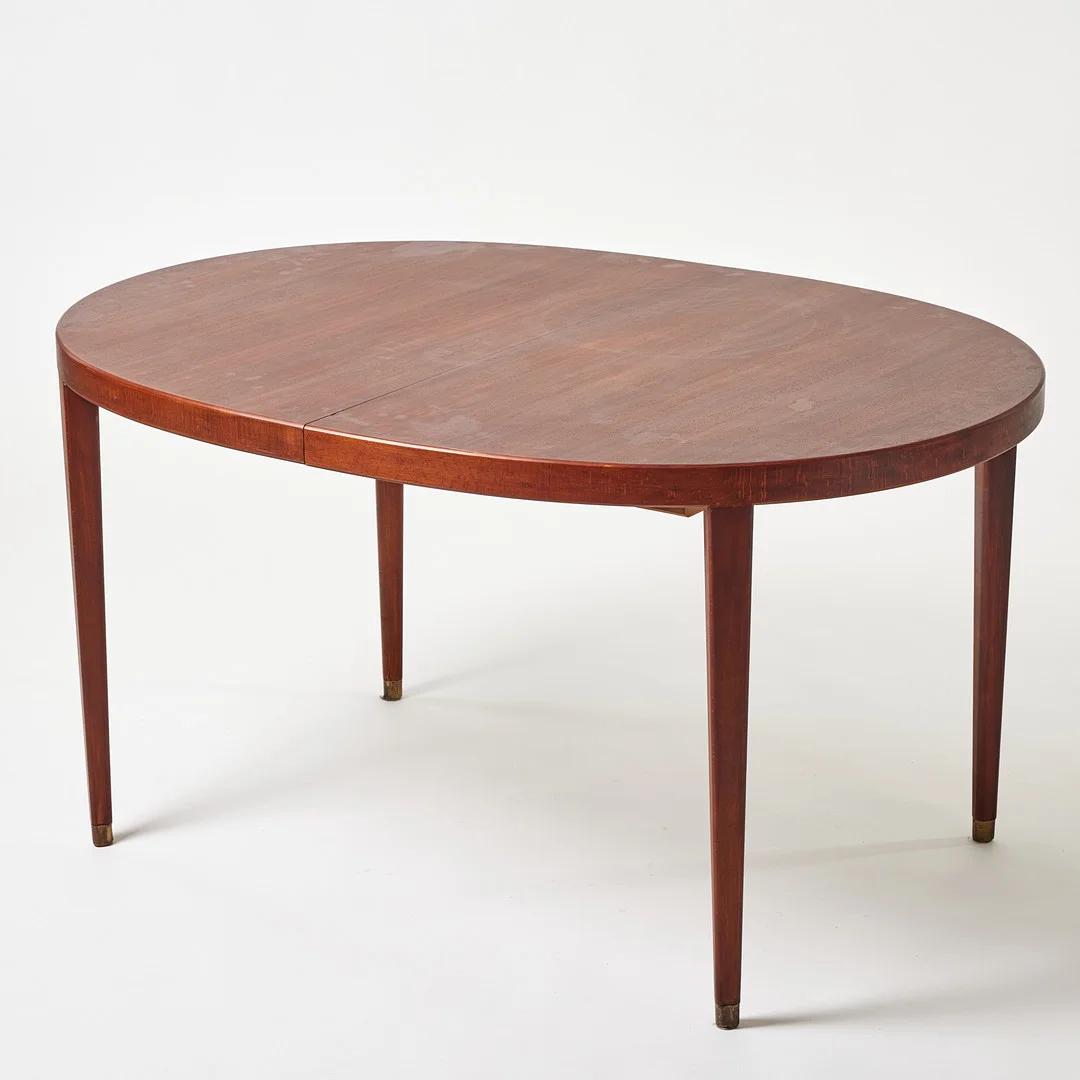 MATBORD, Bodafors, Sverige 1960-tal, rödbetsad mahogny och bok, fotavslutnignar i mässing. — Dining tables — Stockholms Auktionsverk Magasin 5