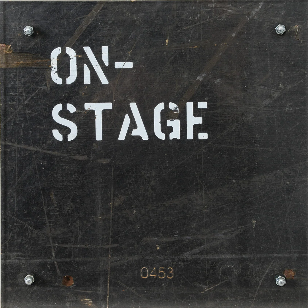 OKÄND KONSTNÄR. "On stage", trä & plexiglas. — Other — Formstad Auktioner