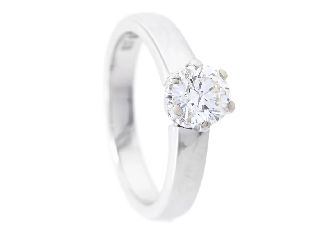 ENSTENSRING, 18K vitguld, briljantslipad diamant ca 0,63 ct, ca W(H)/VS2, stl 16,25 mm, vikt 5,6 g. — Smycken/Enstensring — Kaplans