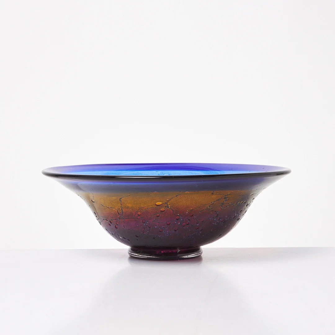 ANN WÄRFF (FÖDD 1937). Fat, glas, undertill signerad och numrerad 1975/45, Kosta Ateljé. — Art glass — Stockholms Auktionsverk Sickla