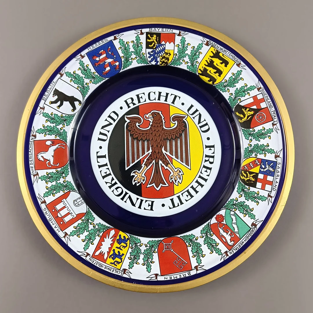 Wandteller "Einigkeit und Recht und Freiheit" - Bundesrepublik Deutschland, um 1976, kobaltblaues Glas. — Other collectables — Auktionshaus Blank