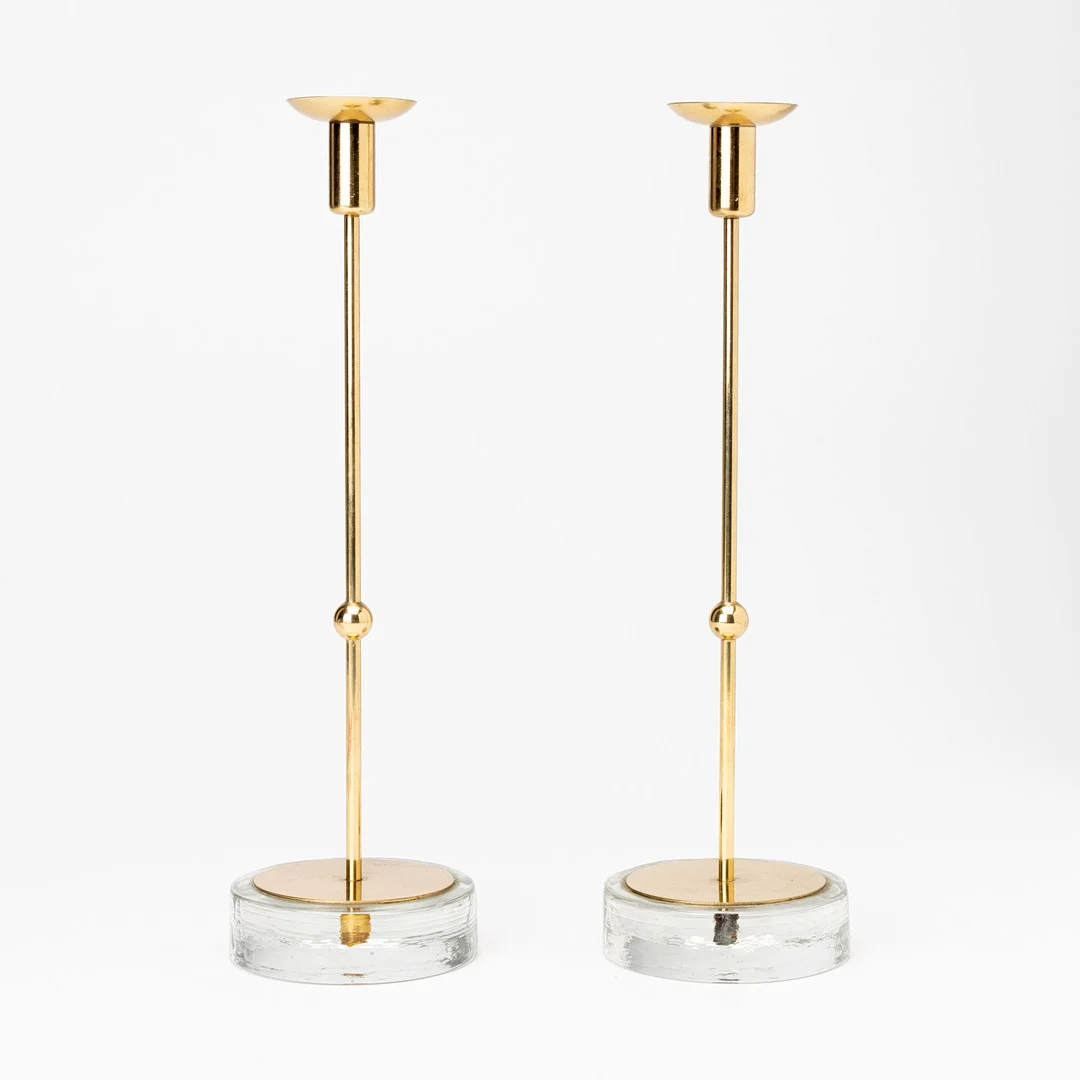 GUNNAR ANDER. Ljusstakar, ett par, mässing och glas, Ystad metall, 1900-talets andra hälft. — Candlesticks — Auktionshuset Kolonn