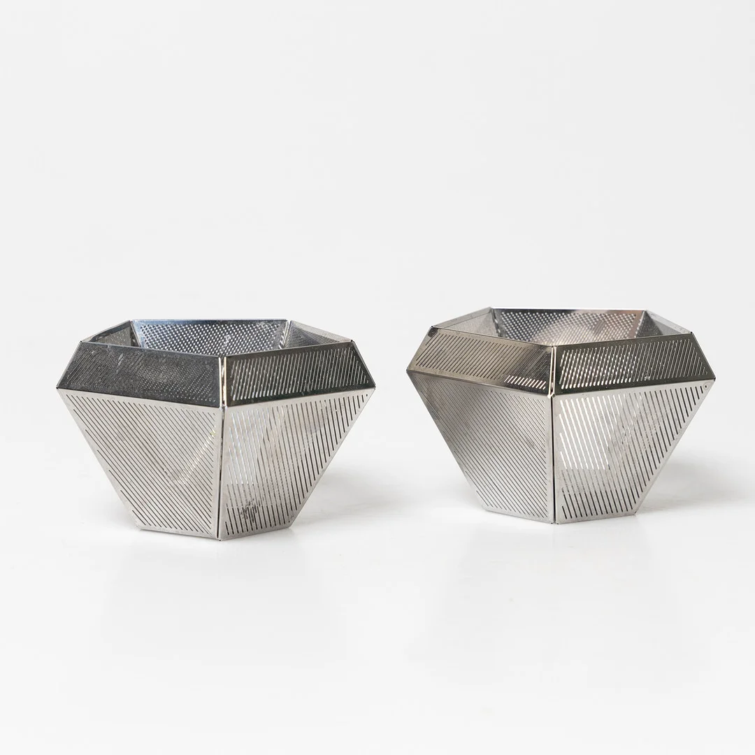 TOM DIXON. Ljushållare, ett par, "Eclectic", samtida. — Candlesticks — Stockholms Auktionsverk Helsingborg