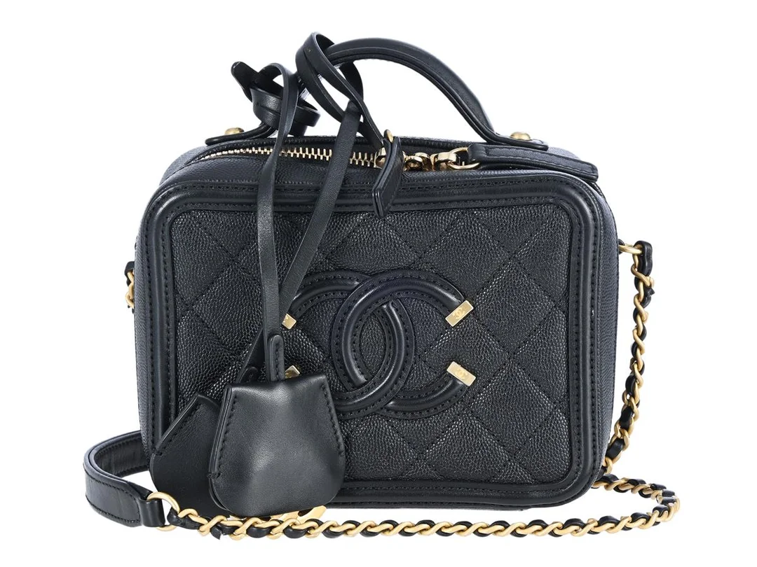 VÄSKA, CHANEL, Vanity Bag, svart quiltat kaviarläder, guldfärgade beslag, 16x11,5x7 cm, hologrammärkt 25138957, år 2018, cert, hänglås och nyckel, dustbag. Very Good Condition. — Accessoarer/Väskor — Kaplans