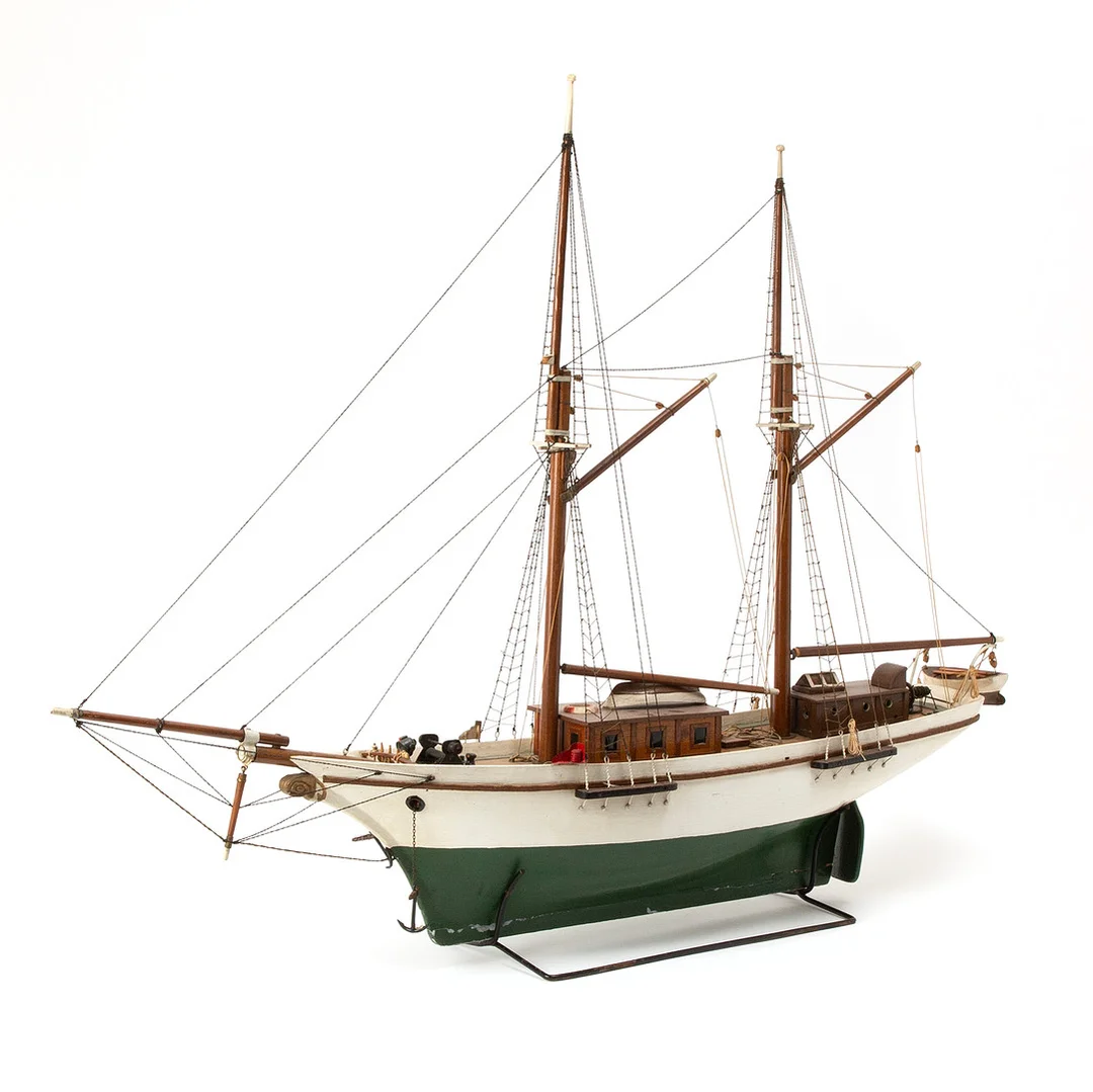 BÅTMODELL. Tremastad, bemålat trä, med stativ, 1900-tal. — Technica & Nautica — Stockholms Auktionsverk Göteborg