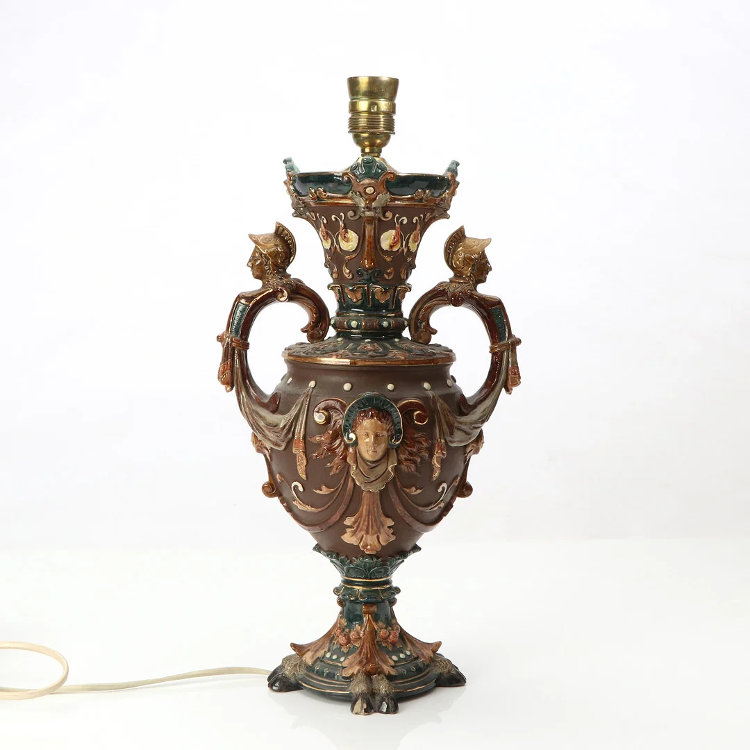 BORDSLAMPA. Majolika, 1800-talets slut. — Table Lamps — Skånes Auktionsverk