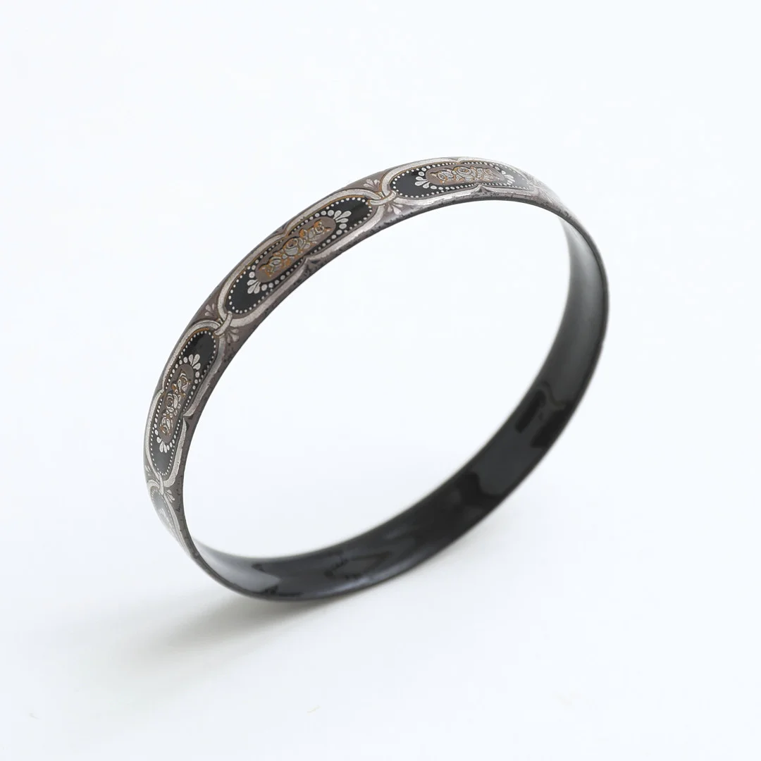 MICHAELA FREY, Armring, stel, emaljerad. — Bracelets — Auktionshuset Thelin & Johansson