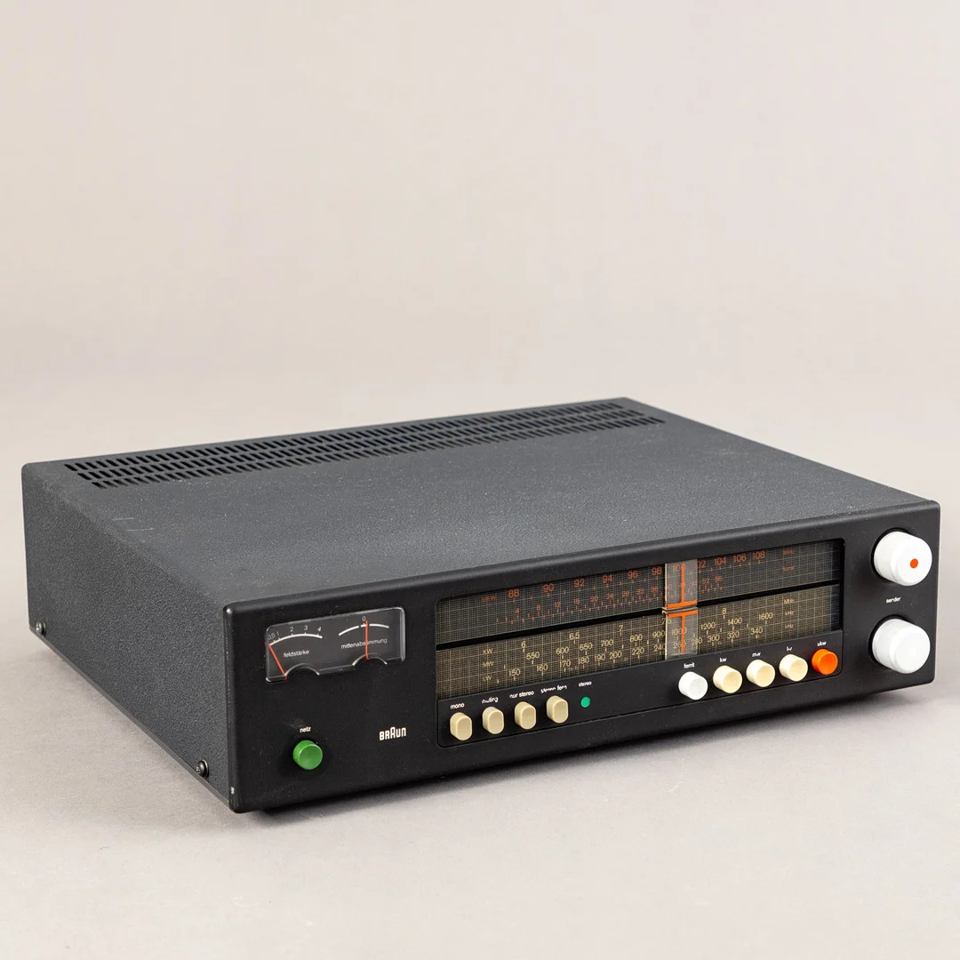 DIETER RAMS. Braun, Vorverstärker mit SQ-Decoder, CSQ 1020. — Modern consumer electronics — Stockholms Auktionsverk Hamburg
