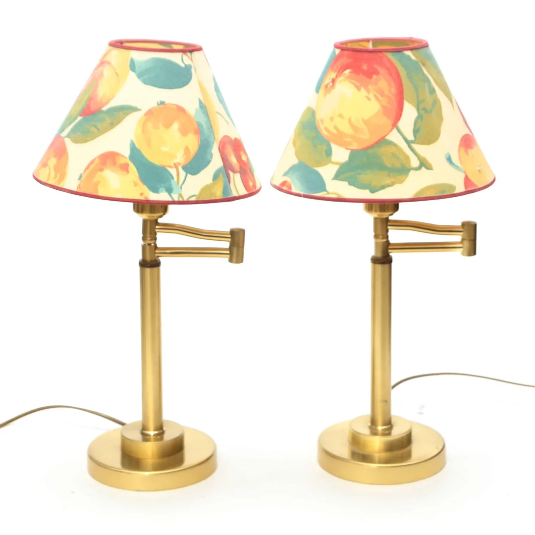 BORDSLAMPOR, 2 st, mässing. — Table Lamps — Kalmar Auktionsverk