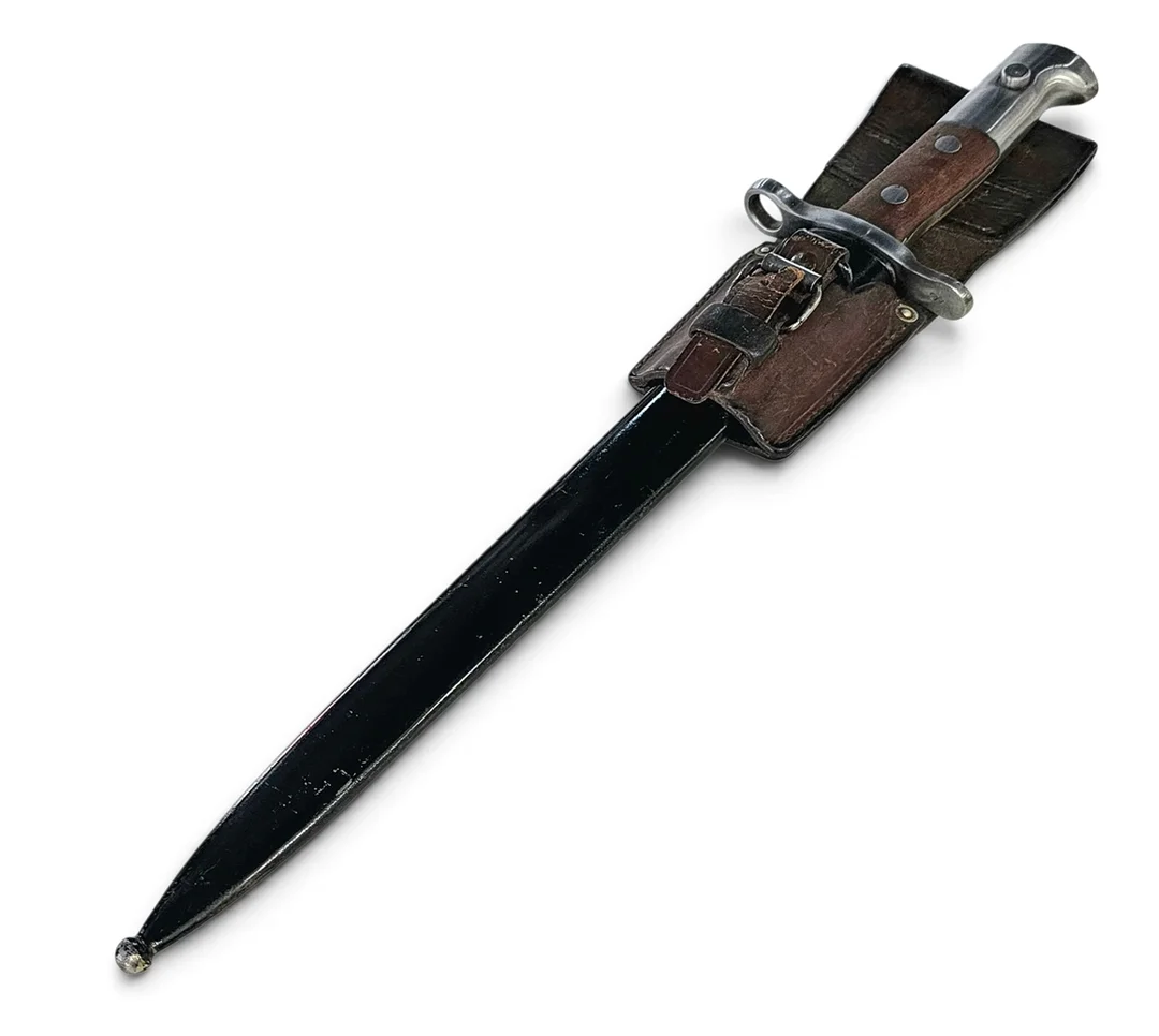 Bayoneta suiza Waffenfabrik Neuhausen. Acero y cuero. — Edged weapons — Arce Auctions
