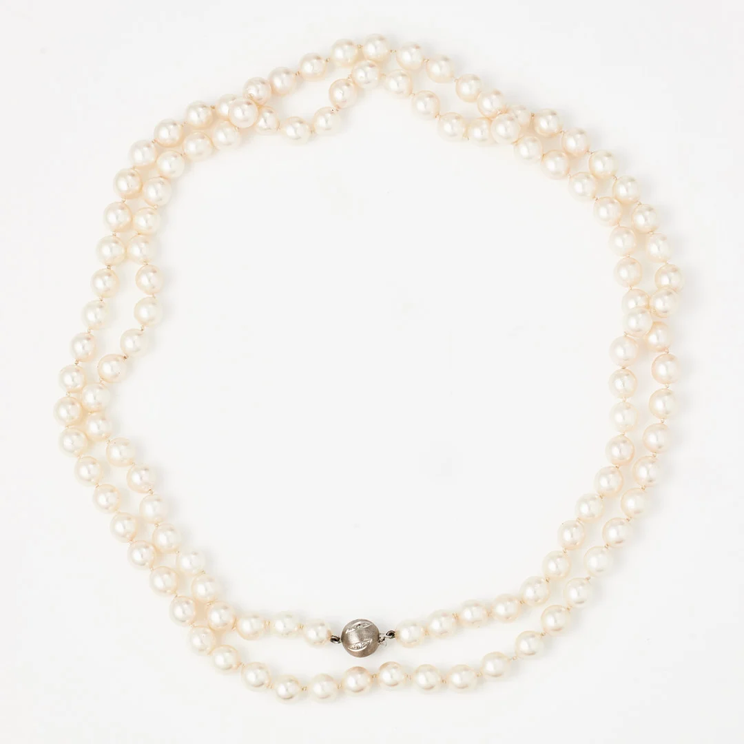 COLLIER, odlade saltvattenspärlor ca 7,4-7,6 mm, kulformat lås, 18 k satinerat vitguld, dekor med 5 små åttkantslipade diamanter. — Necklace — Stockholms Auktionsverk Magasin 5