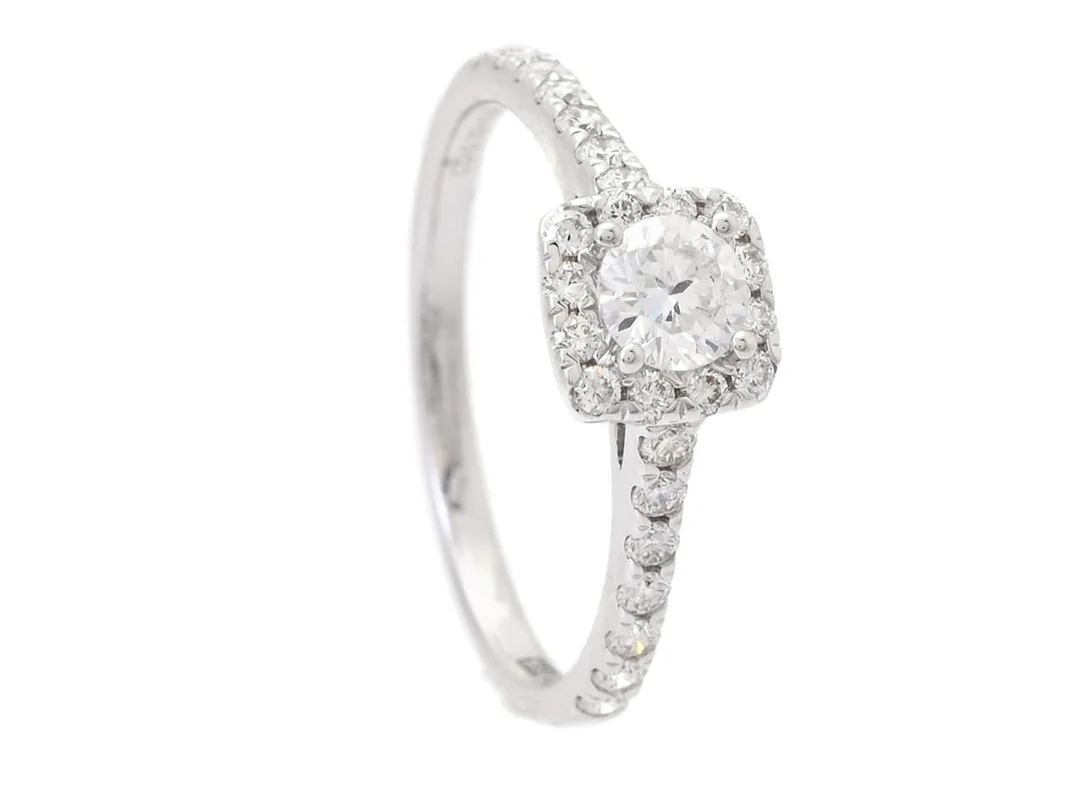 RING, 18K vitguld, briljantslipad diamant ca 0,32 ct, TW/VS, 26 briljantslipade diamanter ca 0,33 ctv, ca TW-W/VVS-VS, stl 16,5 mm, vikt 2,1 g. — Smycken/Ring — Kaplans