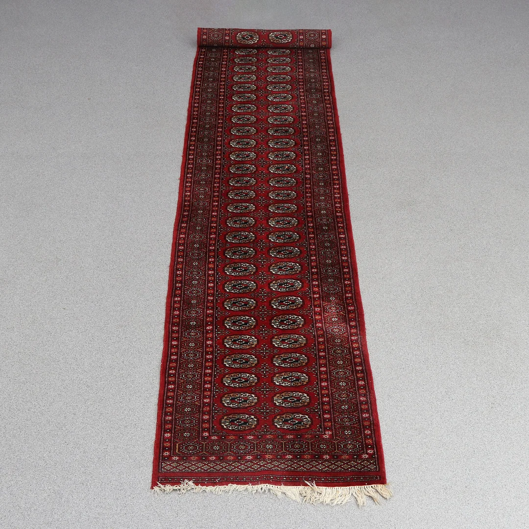GALLERIMATTA. Pakistan. Handknuten, ull på bomullsvarp. — Oriental Carpets & Textiles — Skånes Auktionsverk