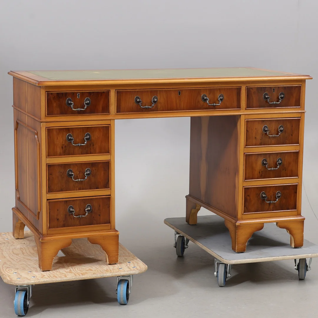 SKRIVBORD, engelsk stil, 1900-talets andra hälft. — Desks — Växjö Auktionskammare