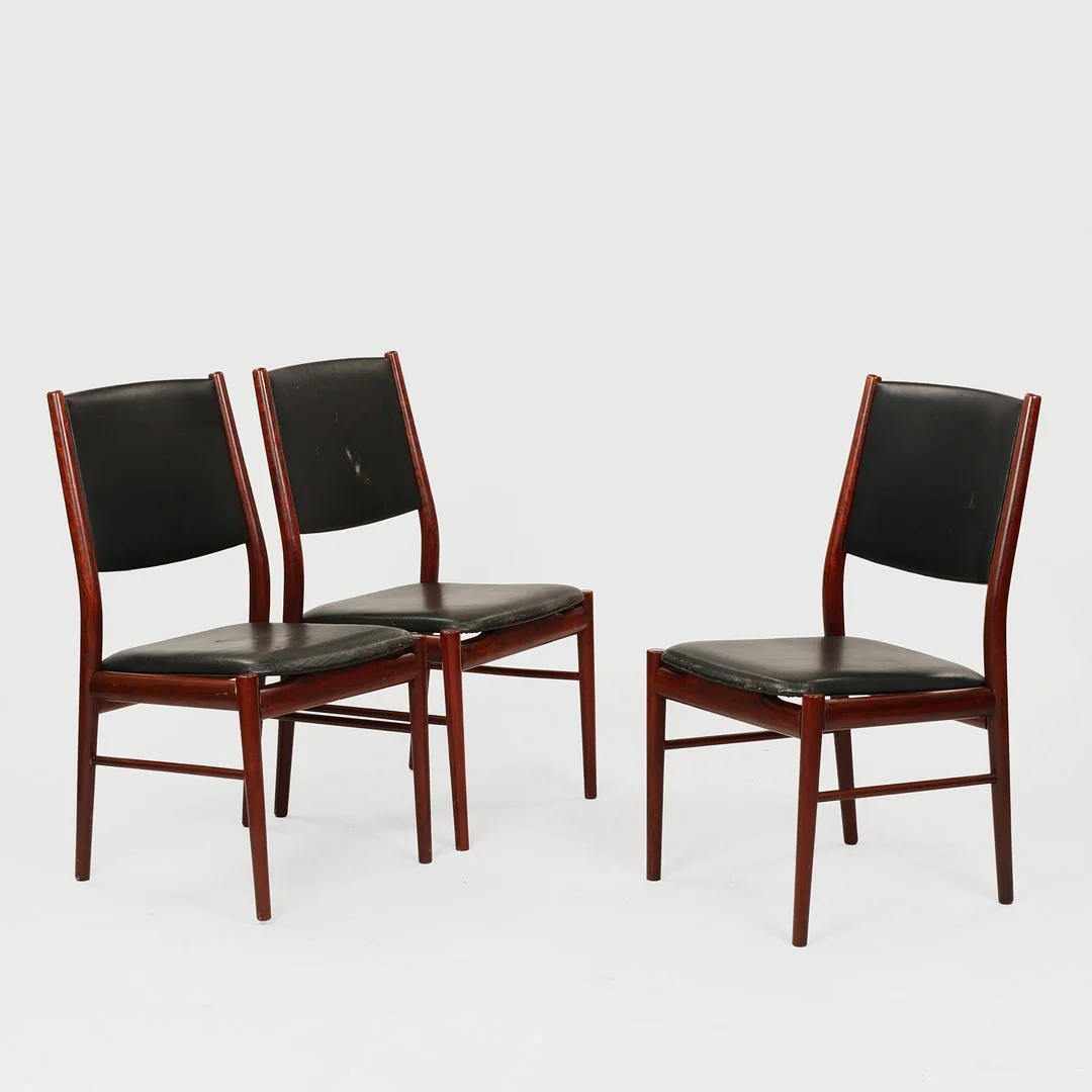 Sæt på tre stole af palisander med sort læder, 1960-70'erne. (3). — Armchairs & Chairs — Palsgaard Kunstauktioner