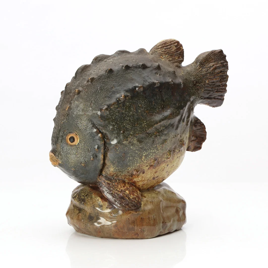 GUNNAR HANSSON. KERAMIKSKULPTUR. Glaserat stengods. Fisk. Signerad undertill. — European — Skånes Auktionsverk