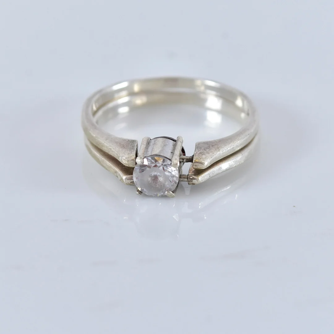 RING, med vit och röd sten, sterlingsilver. — Rings — Halmstads Auktionskammare