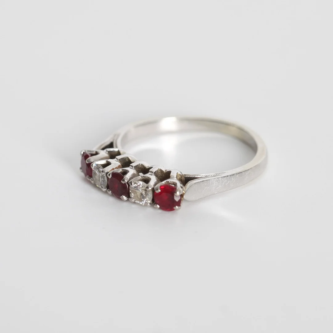RING MED DIAMANTER OCH GRANATER, 14K vitguld. — Rings — Auktionsverket Engelholm