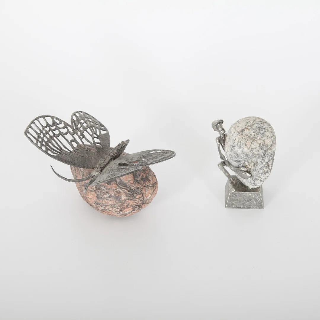 HENRY GUSTAFSSON. (1943-2005). Skulpturer, "Lyftet" samt, "Fjärilen", tenn och sten, signerade, Vimmerby Tenn. — Sculptures & Bronzes — Auktionsverket Engelholm