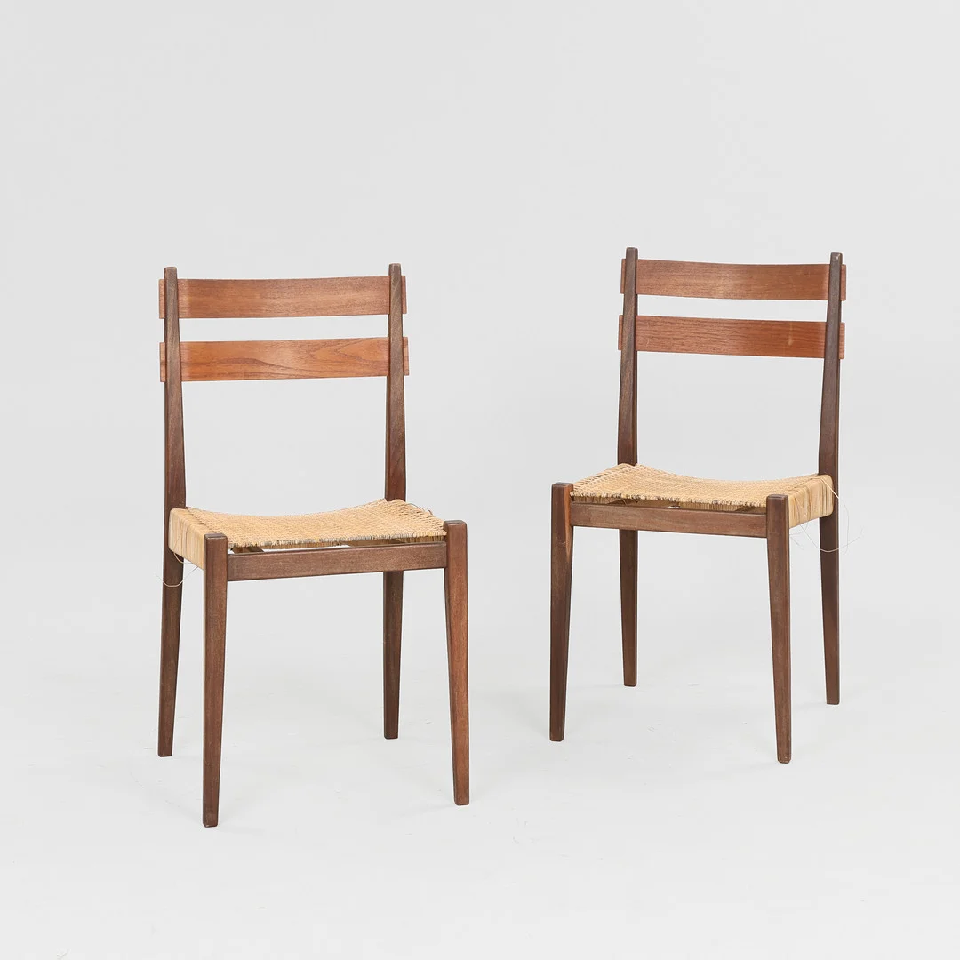 DANSK MØBELDESIGN. Et par stole med stel af teak, sæder af flet, 1950/60'erne, (2). — Armchairs & Chairs — Palsgaard Kunstauktioner