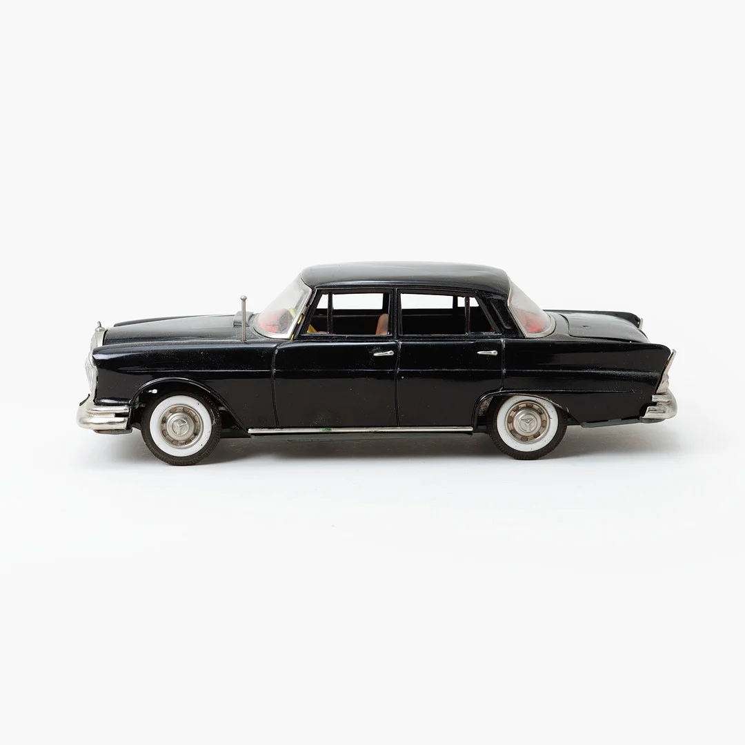 PLÅTBIL, "Mercedes-Benz 220 S", Made in Japan. Batteridriven. — Model cars — Göteborgs Auktionsverk