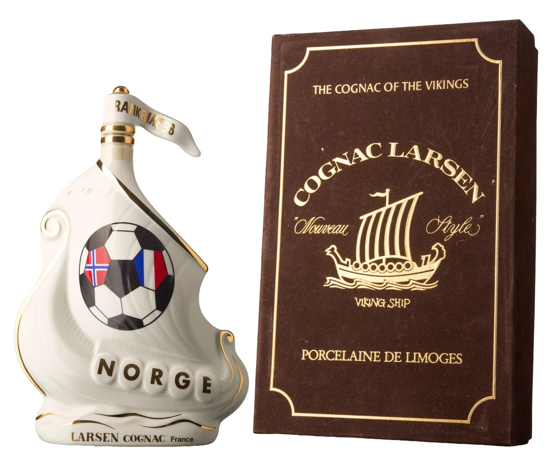 1 x Larsen Cognac Fine Champagne Viking Ship Frankrike 98 (OB) — 1 x Larsen Cognac Fine Champagne Viking Ship Frankrike 98 (OB) — Vin/Brennevin — Blomqvist