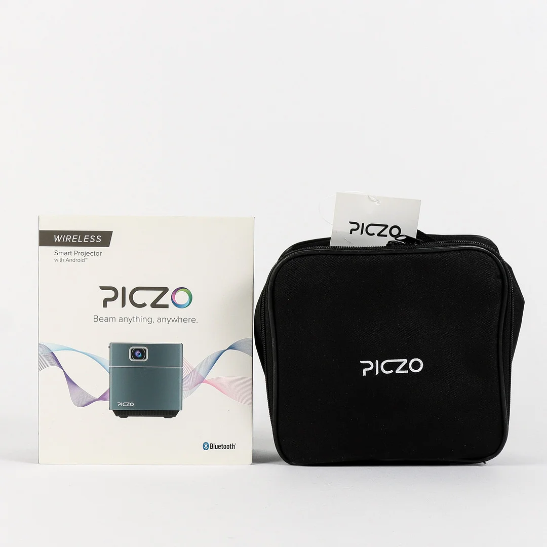 PROJEKTOR Piczo, med väska och tillbehör. — Modern consumer electronics — Karlstad Hammarö Auktionsverk