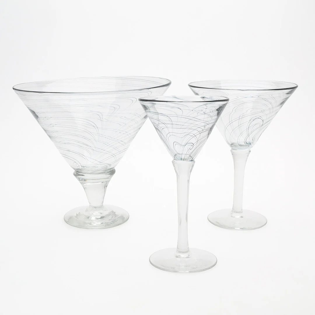 BERIT JOHANSSON. Skålar på fot, 3 st, signerade. — Art glass — Auktionsmagasinet Vänersborg