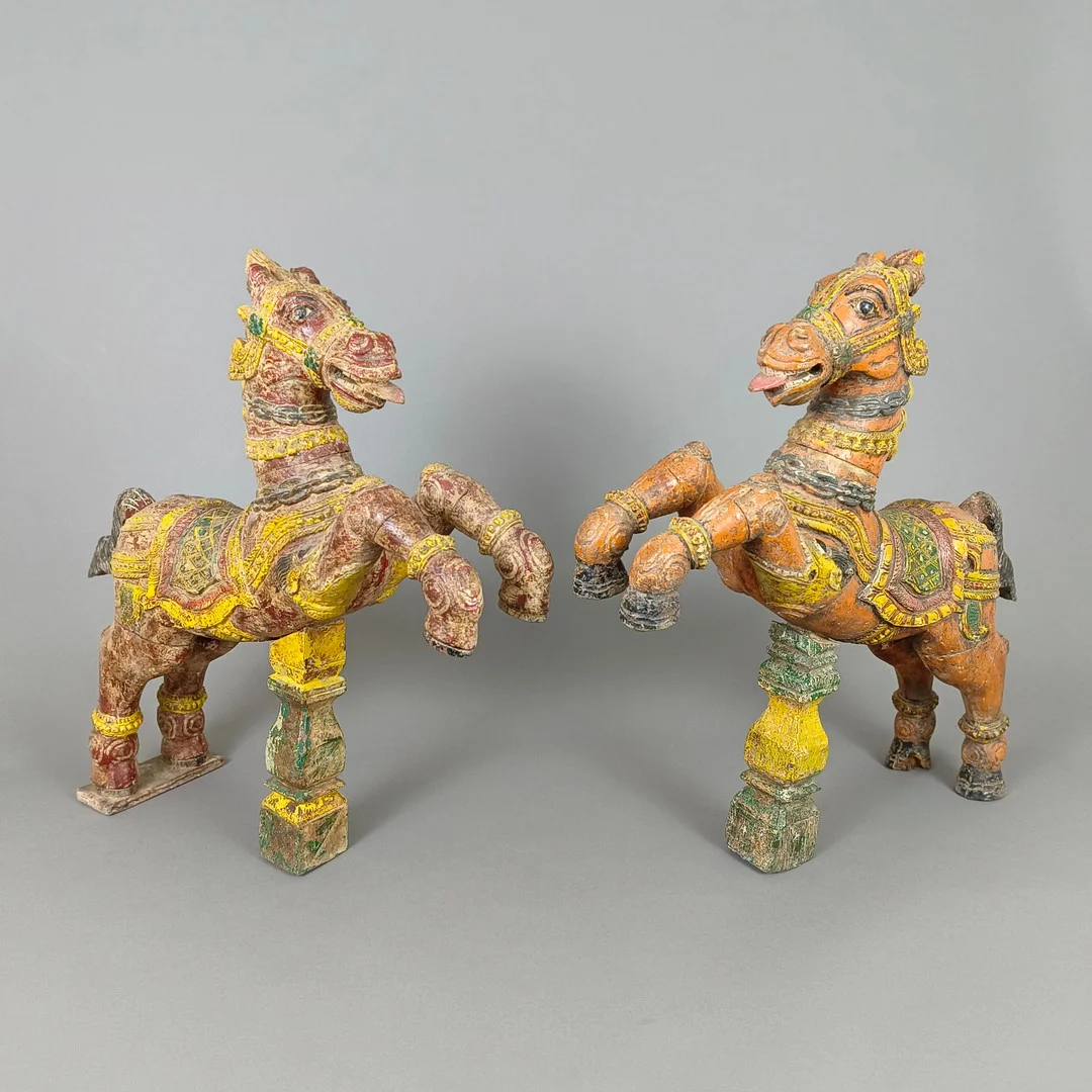 EIN PAAR PFERDEFIGUREN / PROZESSIONSPFERDE - INDIEN 19.JH. — Wood — Auktionshaus Blank