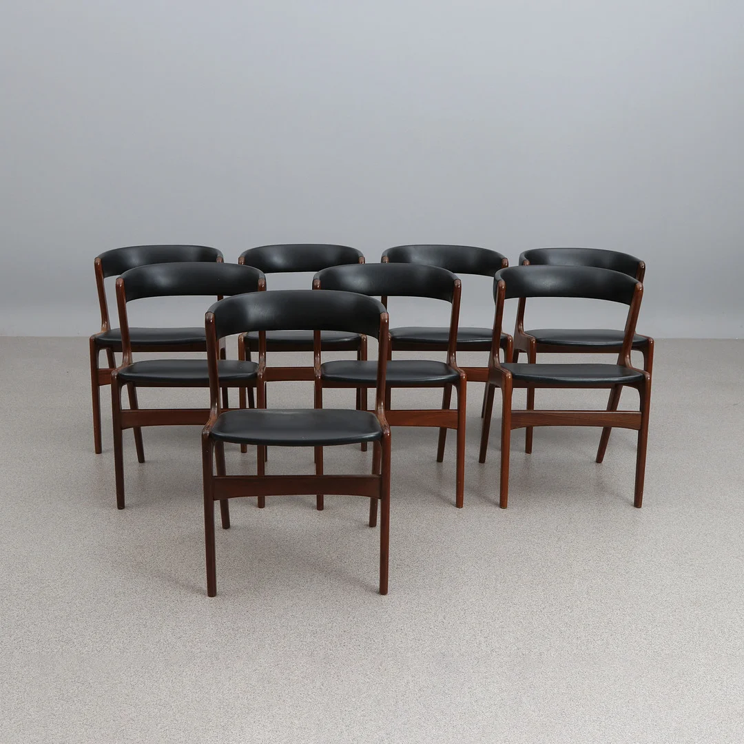 KAI CHRISTIANSEN. STOLAR, ÅTTA ST. Teak med galonklädsel. "Fire". Danmark, 1950/60-tal. — Armchairs & Chairs — Skånes Auktionsverk