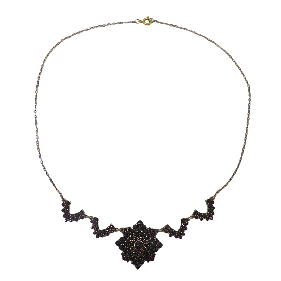 ANTIKES BÖHMISCHES GRANATCOLLIER. — Necklace — Auktionshaus Stuber's Hammerschlag