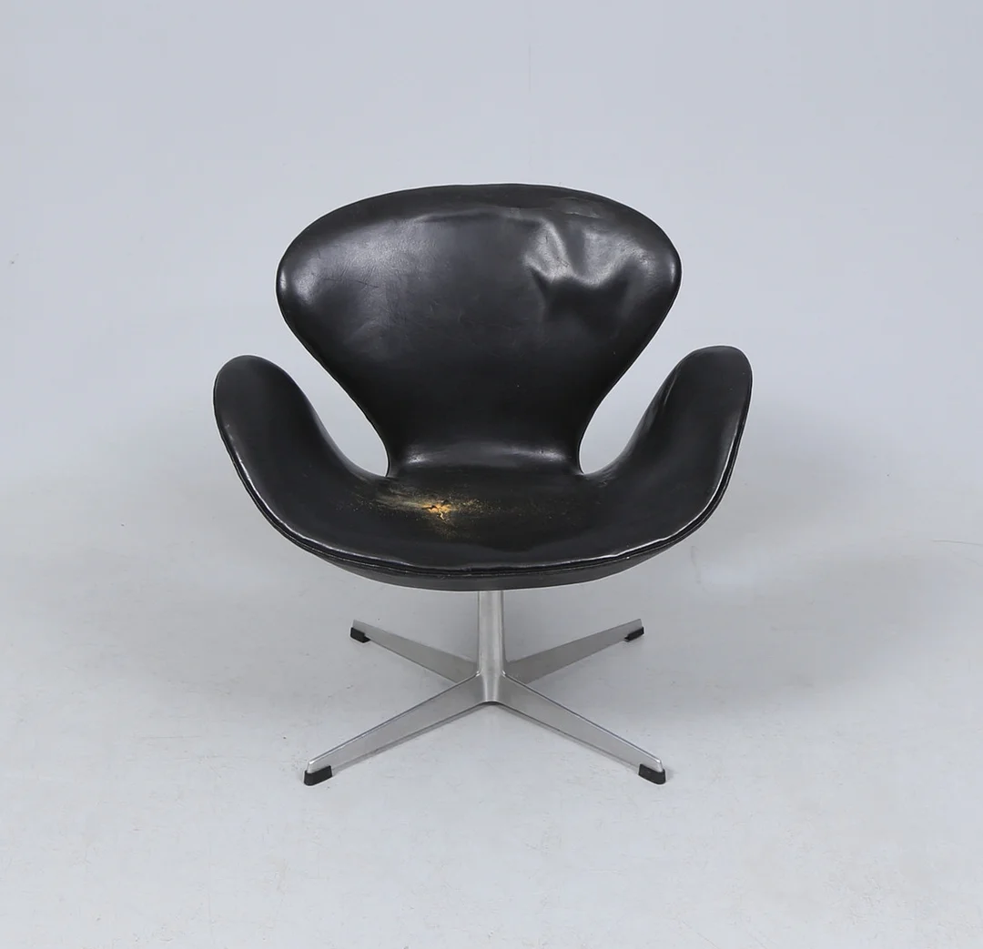 ARNE JACOBSEN. Fåtölj, ''Svanen'', modell nr 3320, Fritz Hansen, Danmar 1960 tal. — Armchairs & Chairs — Gomér & Andersson Linköping