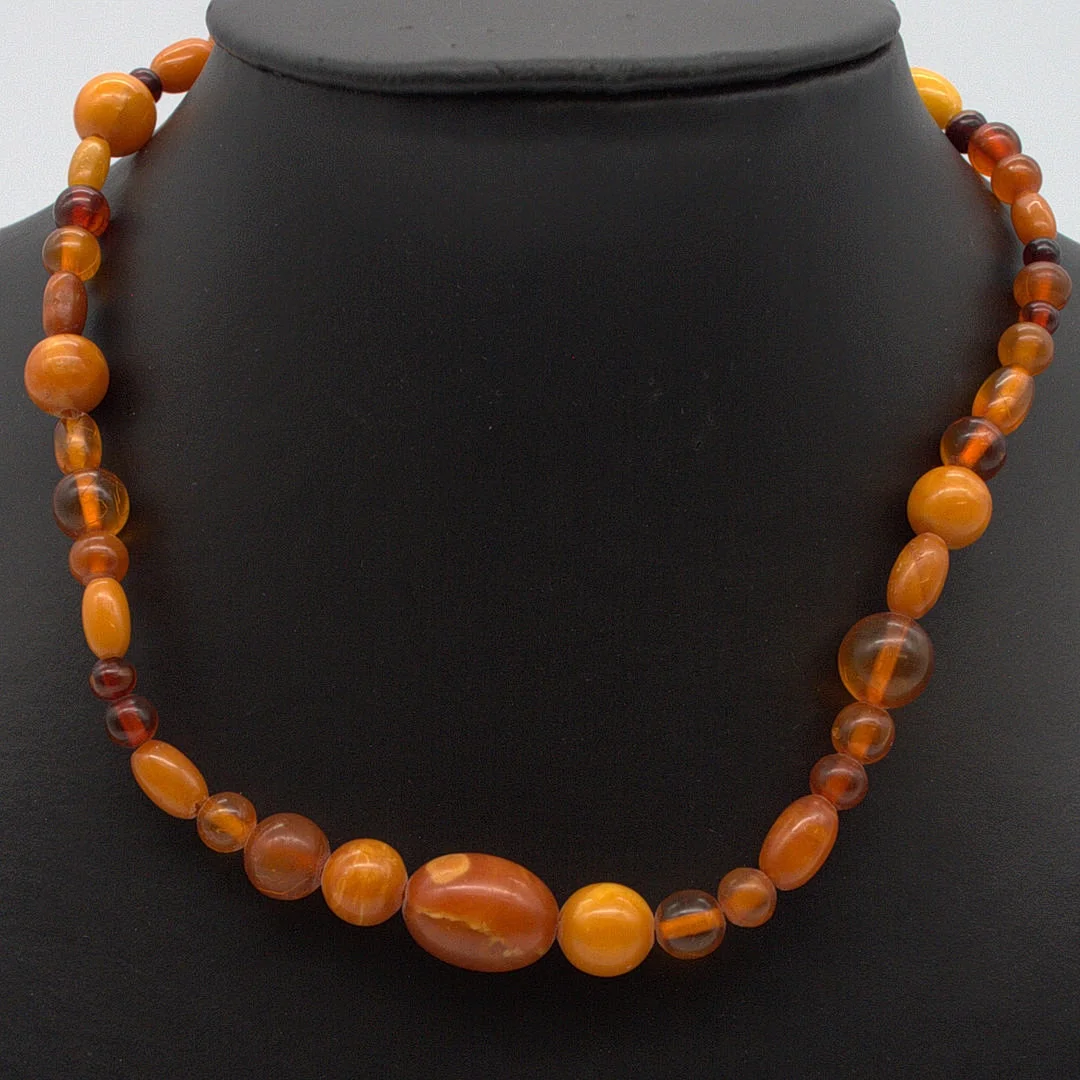 ANTIKE BUTTERSCOTCH BERNSTEIN HALSKETTE OLIVEN UND KUGEL FORM, KÖNIGSBERG UM 1930 CA. 38 CM. — Necklace — Kunst- und Auktionshaus Kleinhenz
