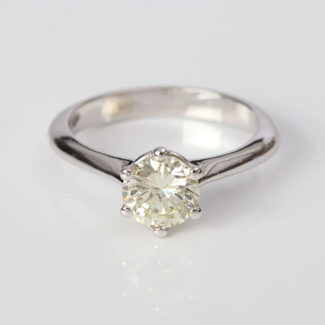 DIAMANTRING 18K ca 1,08 ct. — Rings — Skånes Auktionsverk