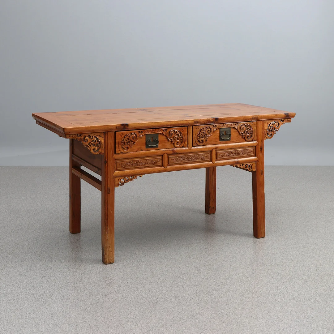 KINESISKT ALTARBORD. Skuret och betsad furu och hardwood, 1900-tal. — Tables — Skånes Auktionsverk