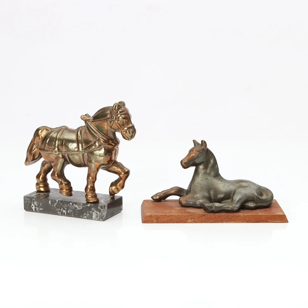 SKULPTURER, TVÅ ST. Patinerad metall på sten resp. träsockel. Hästar. — Sculptures & Bronzes — Skånes Auktionsverk